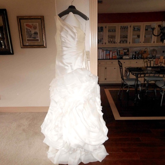 Vera Wang -“ The White Collection” Wedding gown 🔥 - Picture 12 of 16